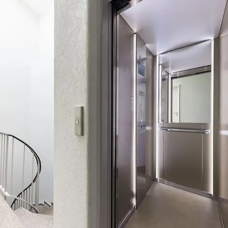 The Classy Minimalist Lakefront Appartement *