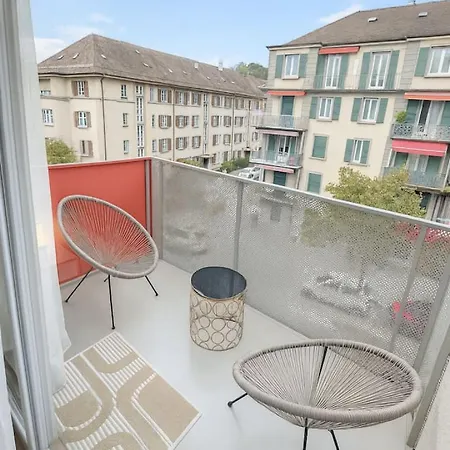 The Classy Minimalist Lakefront *